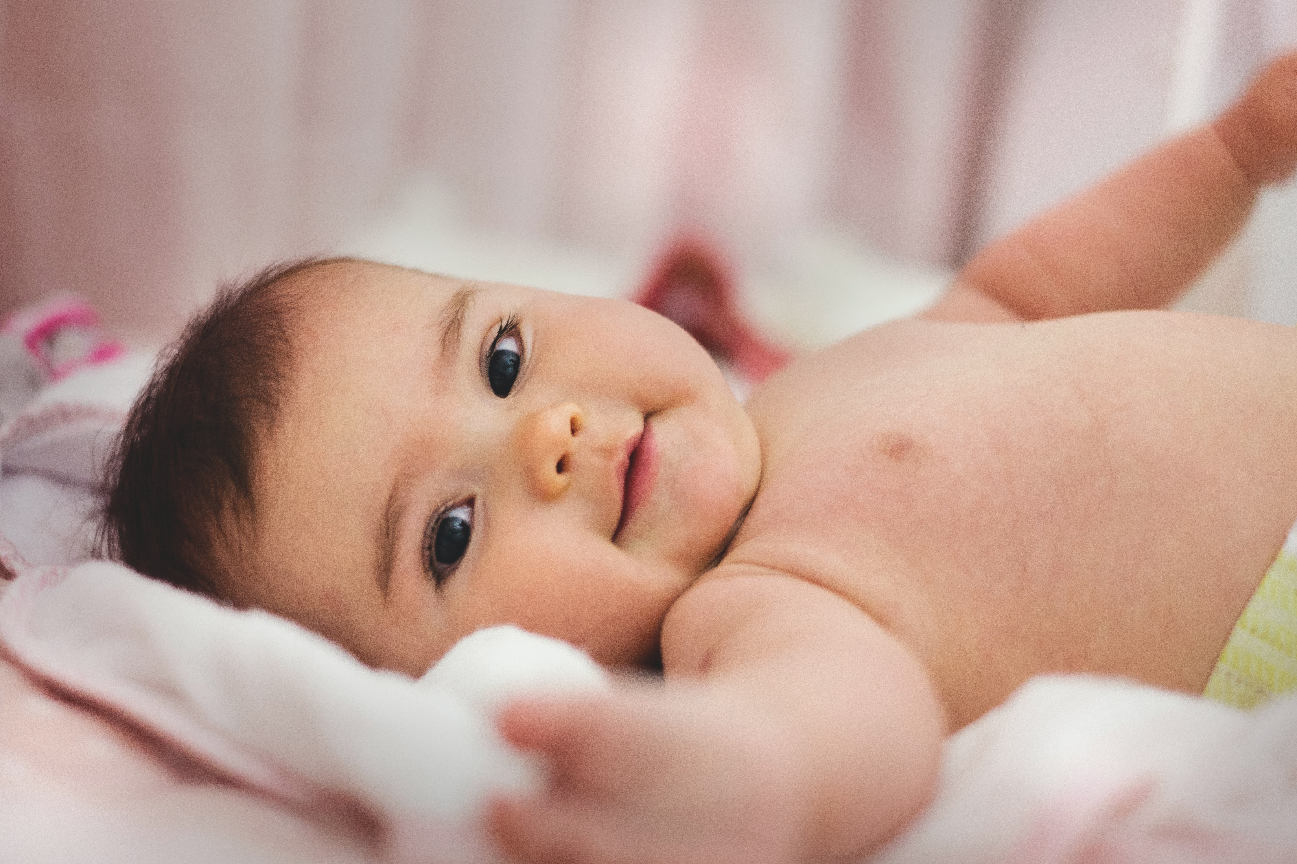 Pessoa vendo como escolher brinquedos para bebê